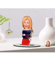 BK Gift Kişiye Özel Kadın Karikatürlü 3D Ahşap Biblo ve İsimli Gold Papatya Anahtarlık-12 (Model 1)