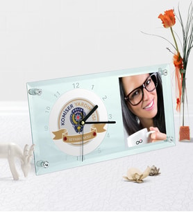 BK Gift Kişiye Özel Komiser Yardımcısı Temalı Masaüstü Cam Saat - 1 (Beyaz)