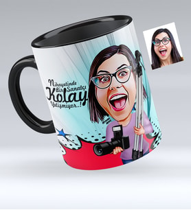 BK Gift Kişiye Özel Bayan Fotoğraf Sanatçısı Karikatürlü Siyah Kupa Bardak  1