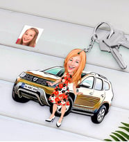 BK Gift Kişiye Özel Bayan Dacia Duster Figürlü Plakalı Ahşap Karikatür Anahtarlık-1 (Beyaz)