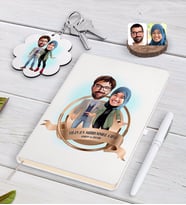 BK Gift Kişiye Özel Yılın En Mükemmel Çifti Karikatürlü Beyaz Defter Kalem ve Anahtarlık Hediye Seti-60 (Model 1)
