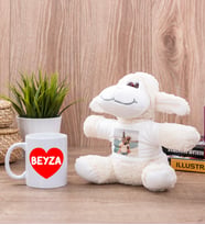 Sevgiliye Hediye İsim Yazılı Kalpli Beyaz Kupa Bardak ve Peluş Koyun