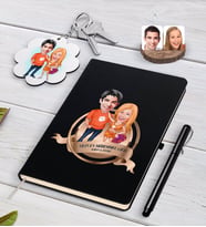 BK Gift Kişiye Özel Yılın En Mükemmel Çifti Karikatürlü Siyah Defter Kalem ve Anahtarlık Hediye Seti-54 (Model 1)