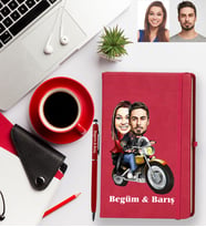 Kişiye Özel Motorcu Sevgili Karikatürlü Kırmızı Defter Kalem Hediye Seti Model 1