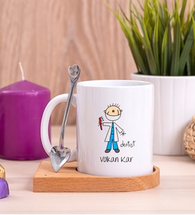 Erkek Diş Hekimi Karikatürü Ahşap Altlıklı Beyaz Kupa Bardak