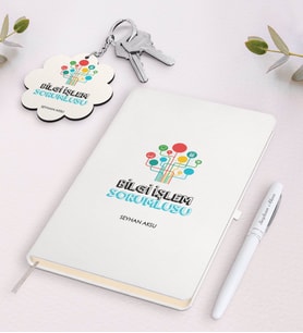 BK Gift Kişiye Özel Bilgi İşlem Sorumlusu Beyaz Defter Kalem Ve Anahtarlık Hediye Seti (Model 1)