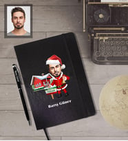 Kişiye Özel Yılbaşı Erkek Karikatürlü Siyah Defter Kalem Hediye Seti Model-11