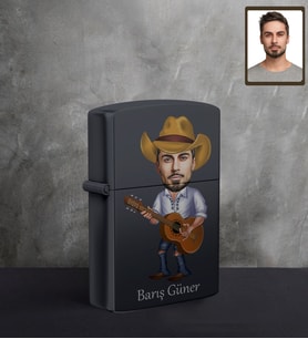 Kişiye Özel Gitarist Karikatürlü UV Baskılı Siyah Benzinli Çakmak Bay-1
