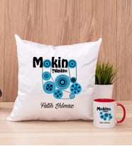 Makine Teknikeri Kare Yastık ve Kırmızı Kupa Bardak