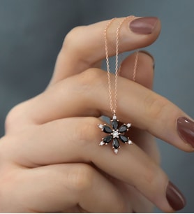 Papatya Silver 925 Ayar Gümüş Siyah Taşlı Kamelya Çiçeği Kadın Kolye