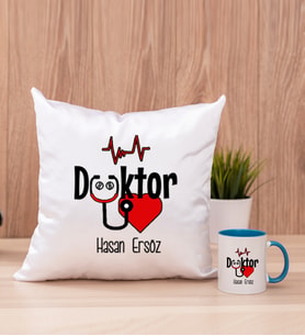 Doktor Kare Yastık ve Mavi Kupa Bardak