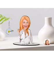 BK Gift Kişiye Özel Kadın Model Karikatürlü 3D Ahşap Biblo ve İsimli Silver Papatya Anahtarlık-2 (Model 1)