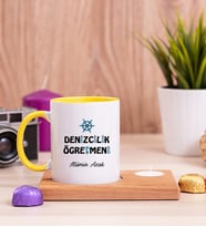 Denizcilik Öğretmeni Ahşap Altlıklı Mumlu Sarı Kupa Bardak