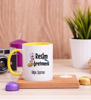 Resim Öğretmeni Ahşap Altlıklı Mumlu Sarı Kupa Bardak