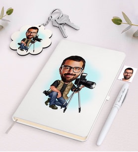 BK Gift Kişiye Özel Erkek Profesyonel Fotoğrafçı Karikatürlü Beyaz Defter Kalem ve Anahtarlık Hediye Seti (Model 1)