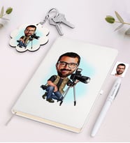 BK Gift Kişiye Özel Erkek Profesyonel Fotoğrafçı Karikatürlü Beyaz Defter Kalem ve Anahtarlık Hediye Seti (Model 1)