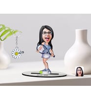 BK Gift Kişiye Özel Kadın Tenis Oyuncusu Karikatürlü 3D Ahşap Biblo ve İsimli Silver Papatya Anahtarlık-1 (Model 1)
