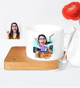 BK Gift Kişiye Özel Bayan Radyocu Karikatür Ahşap Altlıklı Seramik Fincan  1