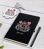 BK Gift Kişiye Özel Yılın En Mükemmel Sevgilisi Siyah Defter Kalem ve Anahtarlık Hediye Seti (Model 1)