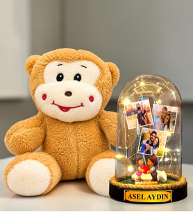 Kişiye Özel 3 Fotoğraflı LED Işıklı Fanus ve Sevimli Peluş Maymun Hediye Seti (kalp tutan biblolu)