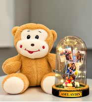 Kişiye Özel 3 Fotoğraflı LED Işıklı Fanus ve Sevimli Peluş Maymun Hediye Seti (kalp tutan biblolu)