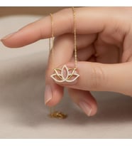 Taşlı Lotus Çiçeği Altın Kaplama Gümüş Kolye
