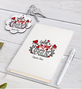 BK Gift Kişiye Özel Yılın En Güzel Sevgilisi Beyaz Defter Kalem ve Anahtarlık Hediye Seti (Model 1)