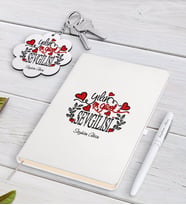 BK Gift Kişiye Özel Yılın En Güzel Sevgilisi Beyaz Defter Kalem ve Anahtarlık Hediye Seti (Model 1)