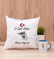 Askere Hediye Kare Yastık ve Mavi Kupa Bardak