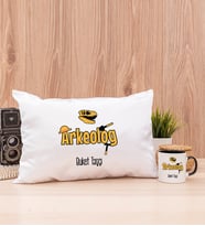 Arkeolog Dikdörtgen Yastık ve Siyah Kupa Bardak