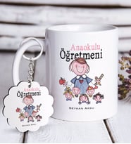 BK Gift Kişiye Özel Anaokulu Öğretmeni Beyaz Kupa ve Anahtarlık Hediye Seti-2 (Model 1)