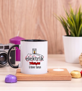 Elektrik Teknisyeni Ahşap Altlıklı Mumlu Siyah Kupa Bardak