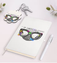 BK Gift Kişiye Özel Okulda Ünlüyüm Beyaz Defter Kalem ve Anahtarlık Hediye Seti-3 (Model 1)