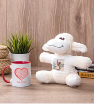 Sevgiliye Hediye Kalpli Kırmızı Kupa Bardak ve Peluş Koyun