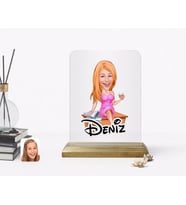 BK Gift Kişiye Özel Kadın Patron Karikatürlü Ahşap Standlı Çerçeve-7 (Beyaz)