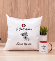 Askere Hediye Kare Yastık ve Kırmızı Kupa Bardak