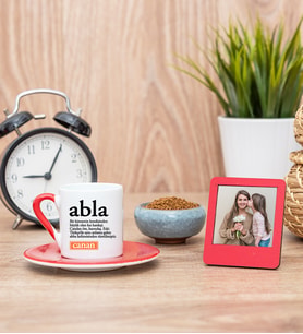 Abla Kelime Anlamı Kırmızı Kahve Fincanı ve Kırmızı Mini Fotoğraf Çerçevesi
