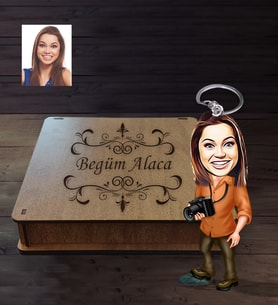 Kişiye Özel Fotoğrafçı Karikatürlü  Ahşap Anahtarlık Kutulu Bayan-2