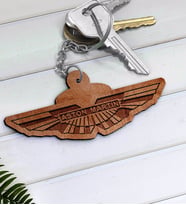 Aston Martin Logolu Ahşap Anahtarlık-1 (Beyaz)