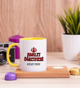 Adalet Öğretmeni Ahşap Altlıklı Mumlu Sarı Kupa Bardak