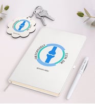 BK Gift Kişiye Özel Ortopedist Beyaz Defter Kalem ve Anahtarlık Hediye Seti-2 (Model 1)
