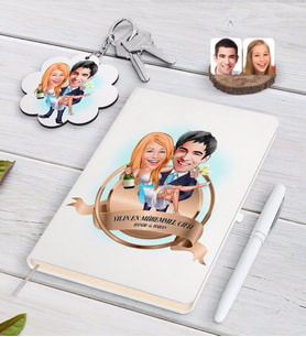 BK Gift Kişiye Özel Yılın En Mükemmel Çifti Karikatürlü Beyaz Defter Kalem ve Anahtarlık Hediye Seti-69 (Model 1)