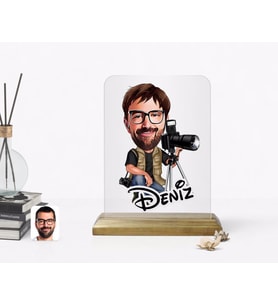 BK Gift Kişiye Özel Erkek Fotoğrafçı Karikatürlü Ahşap Standlı Çerçeve (Beyaz)