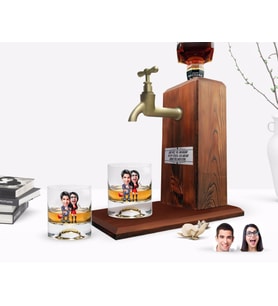 BK Gift Kişiye Özel Renkli Baskılı Sevgililer Karikatürlü İkili Viski Bardağı ve Ahşap Viski Standı Hediye Seti-1 (Model 1)