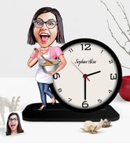 BK Gift Kişiye Özel Ev Hanımı Anne Karikatürlü Ahşap Masaüstü Saat - 3 (Çok Renkli)