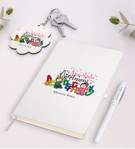 BK Gift Kişiye Özel Anaokulu Öğretmeni Beyaz Defter Kalem Ve Anahtarlık Hediye Seti-4 (Model 1)