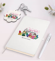 BK Gift Kişiye Özel Anaokulu Öğretmeni Beyaz Defter Kalem Ve Anahtarlık Hediye Seti-4 (Model 1)