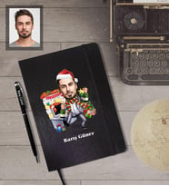 Kişiye Özel Yılbaşı Erkek Karikatürlü Siyah Defter Kalem Hediye Seti Model-4