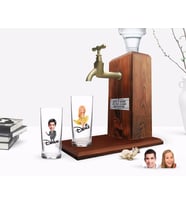 BK Gift Kişiye Özel Renkli Baskılı Erkek ve Kadın Karikatürlü İkili Rakı Bardağı ve Ahşap Rakı Standı Hediye Seti-5 (Model 1)
