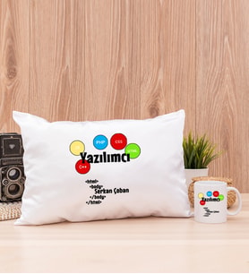 Yazılımcı Dikdörtgen Yastık ve Beyaz Kupa Bardak